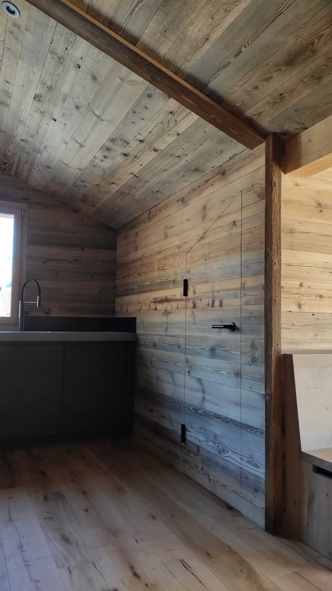Umbau altes Schulhaus Mürren Innenausbau mit Altholz